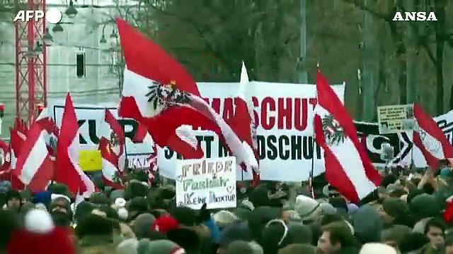 Covid: migliaia in piazza a Vienna contro le misure restrittive