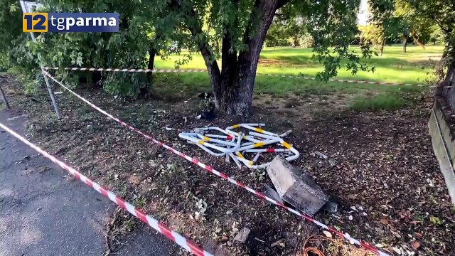 SAN PROSPERO, AUTO SI SCHIANTA CONTRO IL SEMAFORO. MORTO UN 22ENNE | SAN PROSPERO, AUTO SI SCHIANTA CONTRO IL SEMAFORO. MORTO UN 22ENNE