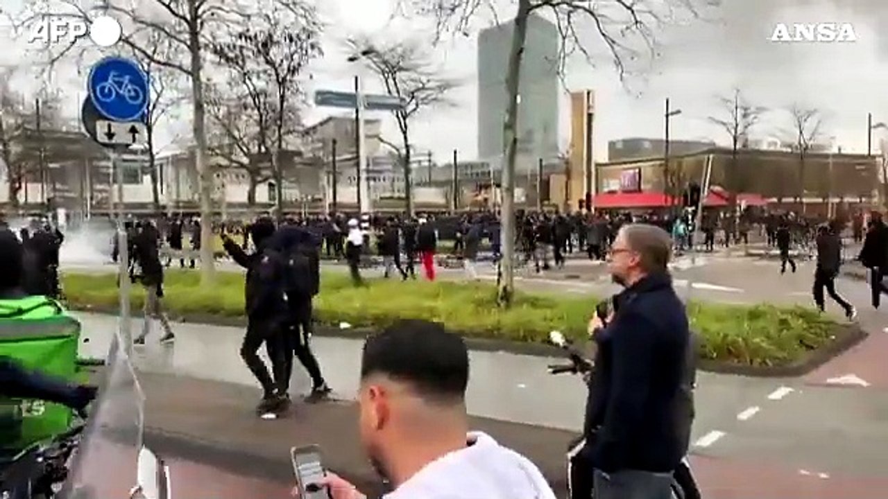 Olanda, scontri tra manifestanti e polizia durante le proteste contro il coprifuoco