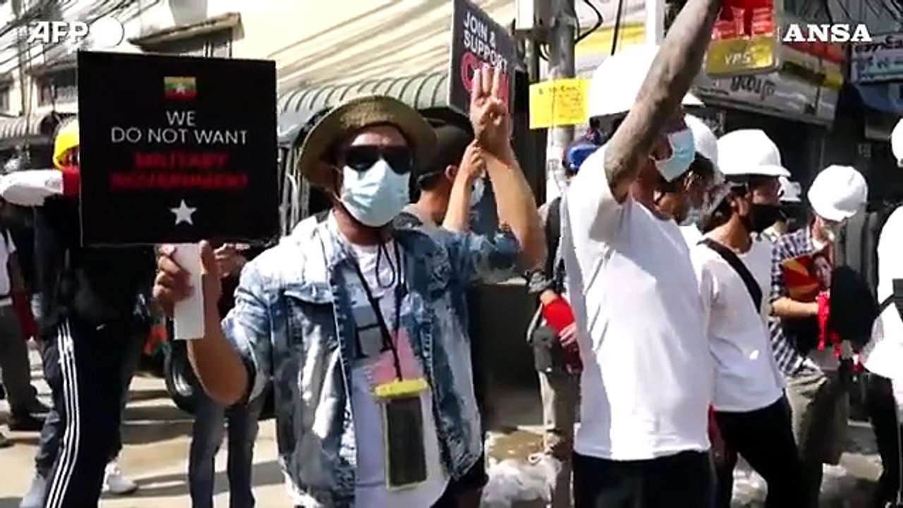 Myanmar, guerriglia urbana per le strade di Yangon