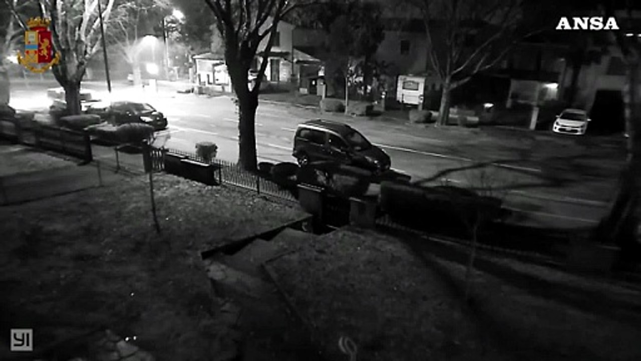 Uccisa a Faenza, arrestati l'ex marito e il presunto esecutore materiale ripreso in questo video