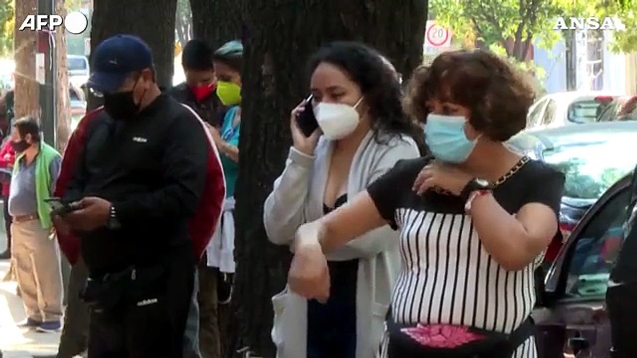 Covid, in fila per ore a Citta' del Messico per l'ossigeno