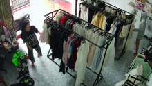 Elles se cherchent une minute sans jamais se croiser dans ce magasin vietnamien