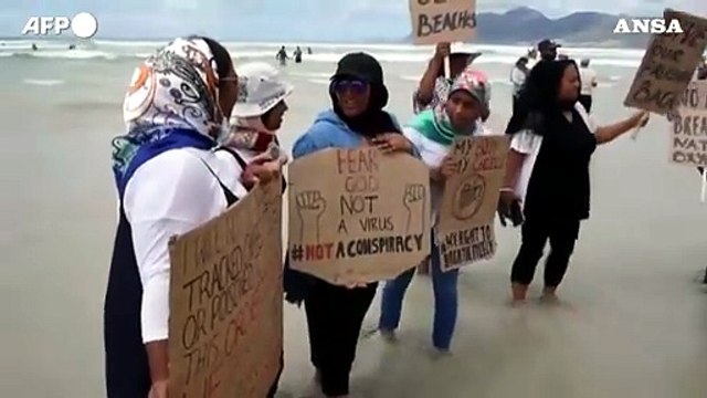 Covid, Citta' del Capo: i residenti infrangono il divieto di frequentare le spiagge