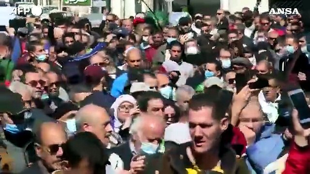 Algeria, migliaia di persone in corteo dopo l'annuncio della data delle elezioni