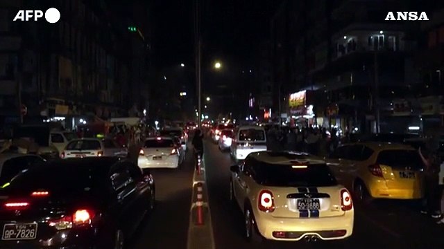 Myanmar, i cittadini protestano con le pentole per protestare contro il colpo di Stato