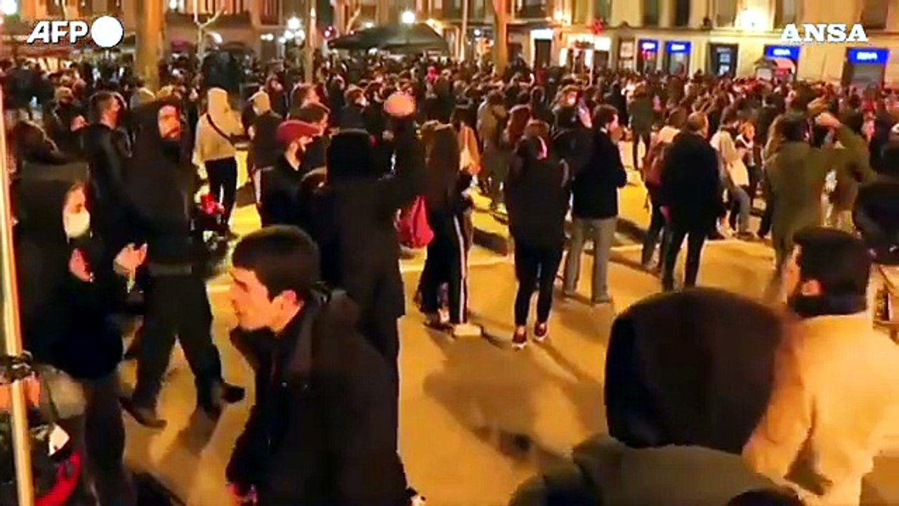 Barcellona, quarta notte di scontri e arresti tra manifestanti e polizia