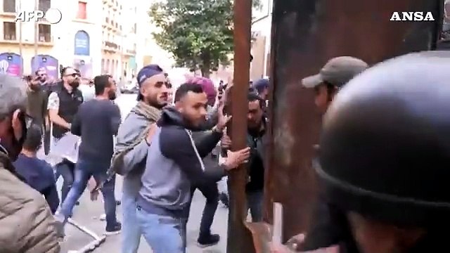 Libano, violenti scontri fuori dal Parlamento a Beirut
