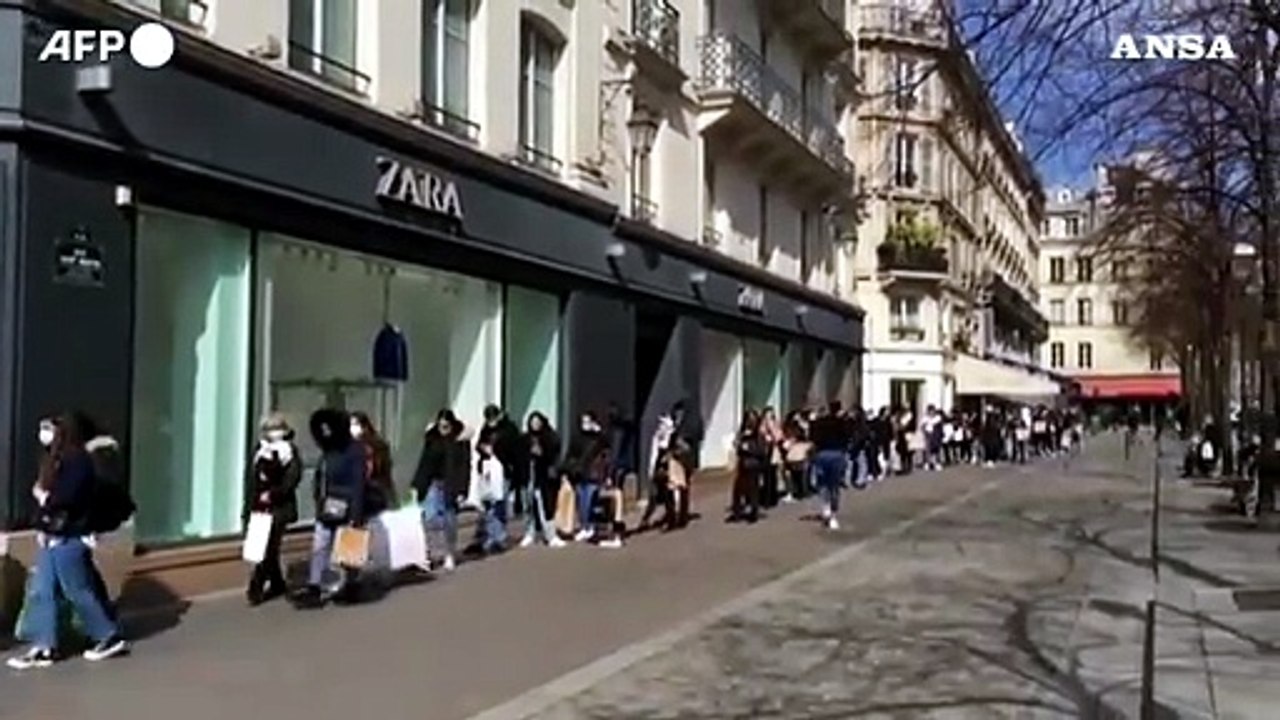 Parigi, code fuori dai negozi prima del lockdown