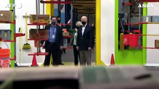 Texas, Joe e Jill Biden aiutano i volontari della Food Bank dopo le gelide tempeste invernali
