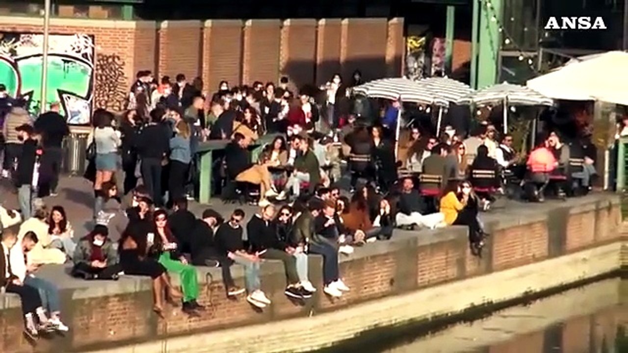 Tanta gente in strada, allerta assembramenti weekend
