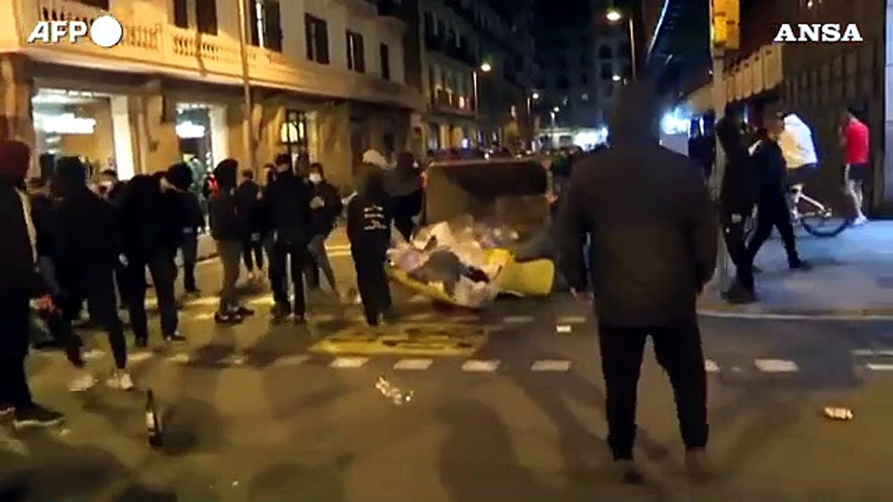 Barcellona, scontri e proteste dopo l'arresto d...