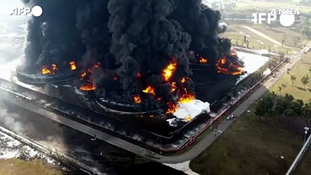 Indonesia, un incendio scoppia nella raffineria di petrolio