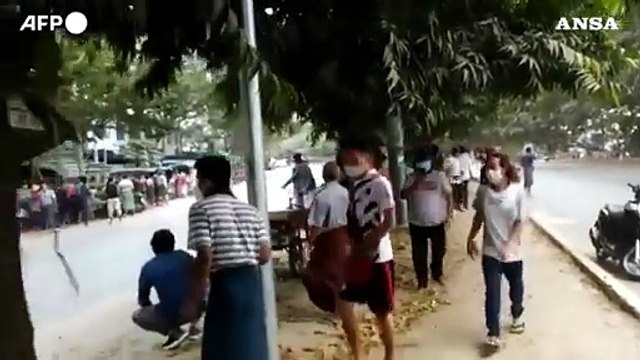 Myanmar, spari sulla folla di manifestanti a Mandalay