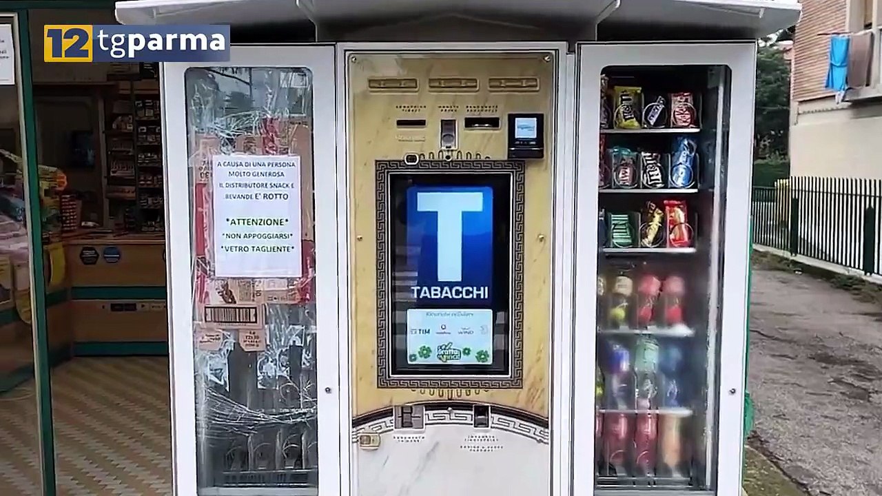 FIDENZA, LADRO PRENDE A MARTELLATE UN DISTRIBUTORE DI SIGARETTE | FIDENZA, LADRO PRENDE A MARTELLATE UN DISTRIBUTORE DI SIGARETTE