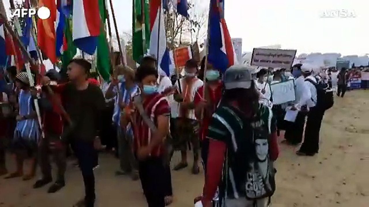 Myanmar, gruppo armato ribelle scorta il corteo antigovernativo