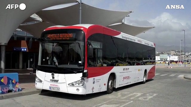 Un autobus senza conducente gira per le strade di Malaga