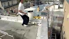 Saut périlleux effrayant sur le toit de Paris !