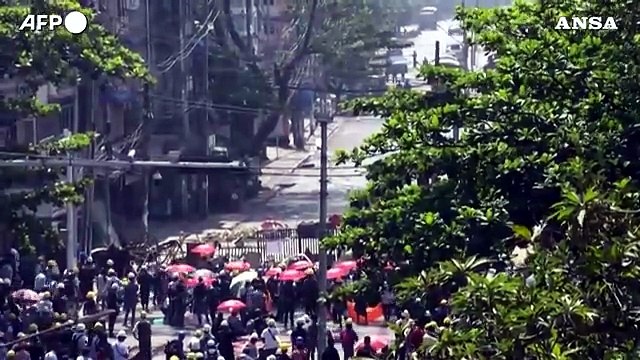 Myanmar, gas lacrimogeni e proiettili di gomma contro i manifestanti anti-golpe