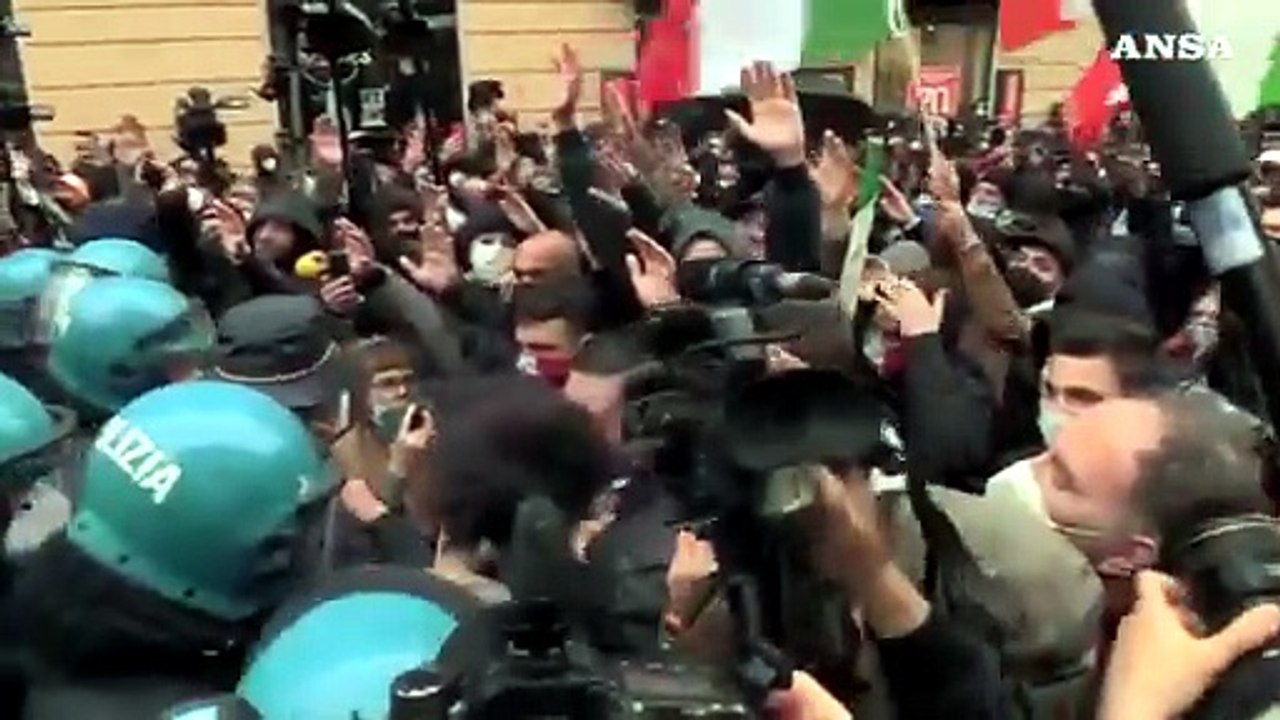 IoApro, petardi e bottiglie contro le forze dell'ordine