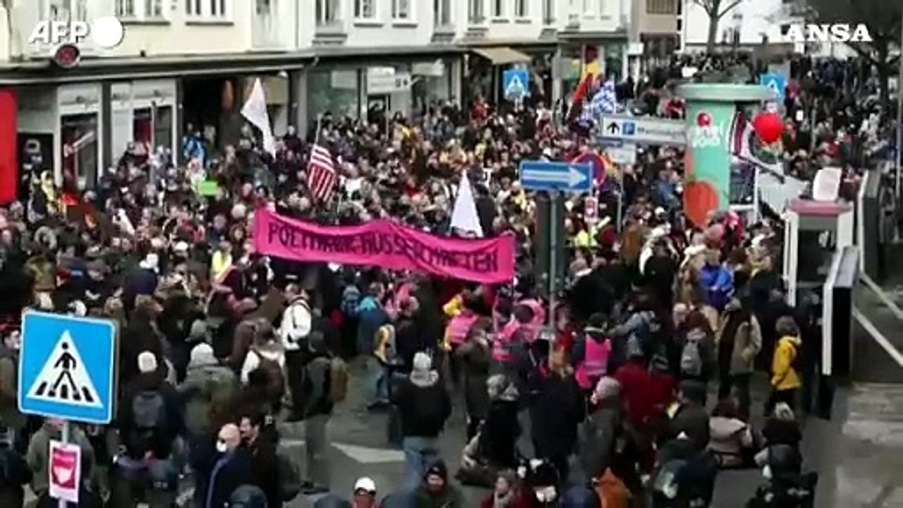 Germania, scontri con la polizia durante la manifestazione anti restrizioni