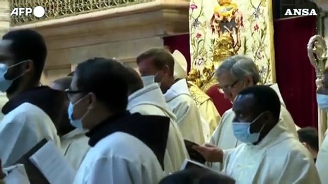 Pasqua, presenti anche i fedeli per la messa alla Basilica del Santo Sepolcro