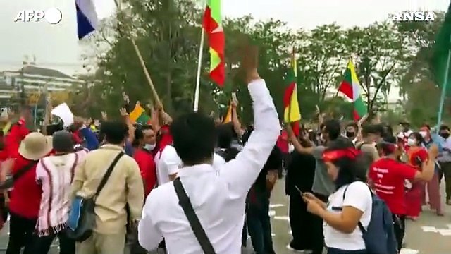 Thailandia, in centinaia protestano contro il colpo di stato militare in Myanmar