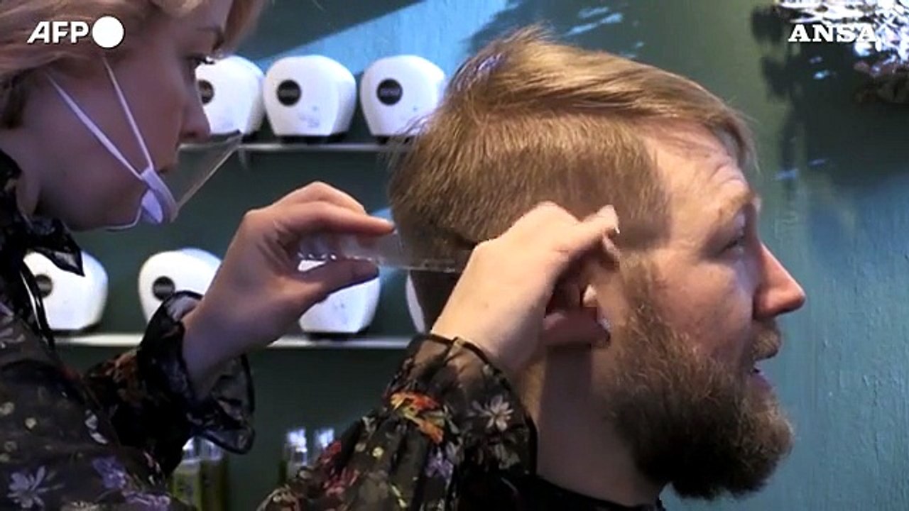 Covid, a Copenaghen ci si taglia i capelli solo se negativi, guariti o vaccinati