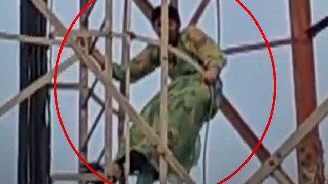 मोबाइल टावर पर चढ़कर लड़की का हाईवोल्टेज ड्रामा, Video