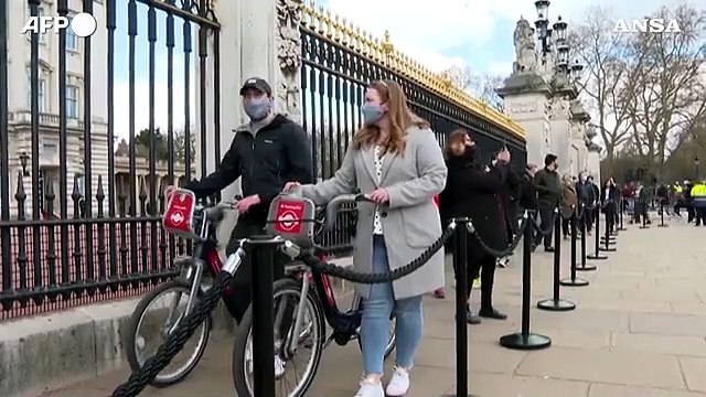 Londra, la folla si raduna davanti a Buckingham Palace per omaggiare il principe Filippo