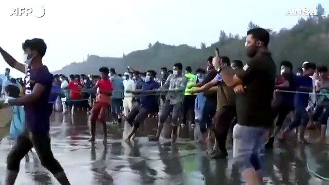 Bangladesh, trovata una carcassa di balena sulla spiaggia