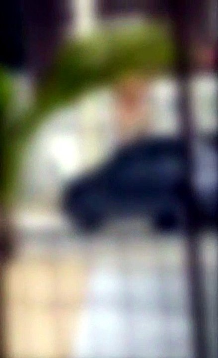 Homem tem ataque de histeria, pula em cima de carro e é detido após mulher deixá-lo pelado no meio da rua; vídeo