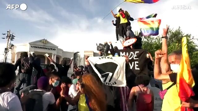 Colombia, manifestanti abbattono la statua di Cristoforo Colombo a Barranquilla
