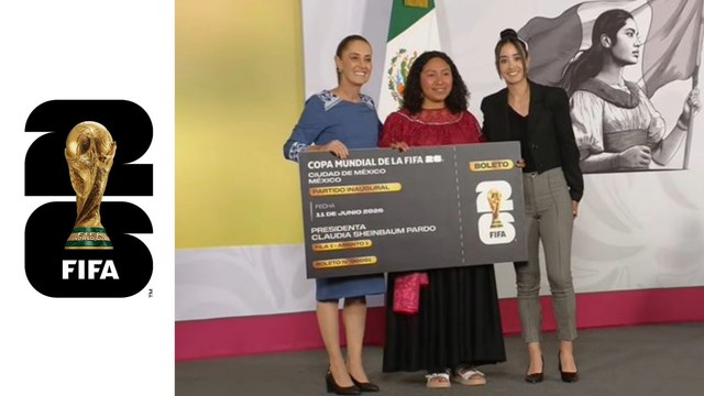 Claudia Sheinbaum y Katia Itzel García entregan a la ganadora el boleto para la inauguración del Mundial 2026