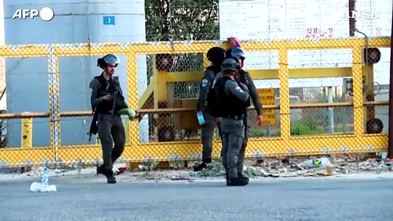 Israele, un gruppo di palestinesi protesta davanti alla prigione di Ofer