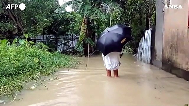 Bangladesh, forti alluvioni: 20 morti, 300 mila persone bloccate
