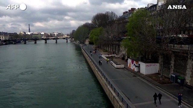 Nuovo lockdown a Parigi, sulle rive della Senna ci sono solo runner