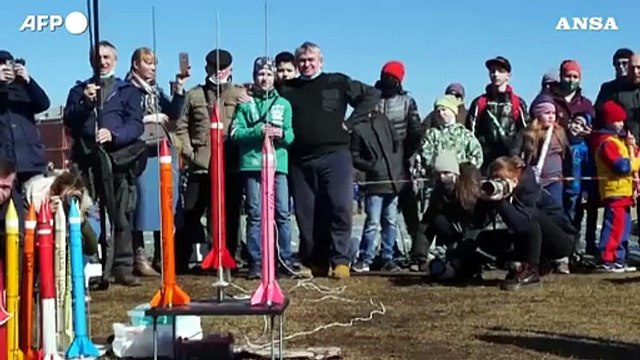 A San Pietroburgo lanciati piccoli razzi per celebrare l'impresa di Gagarin