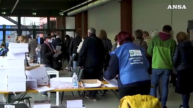 Lombardia, assembramenti sotto la pioggia e disagi per la corsa vaccinale agli over 80