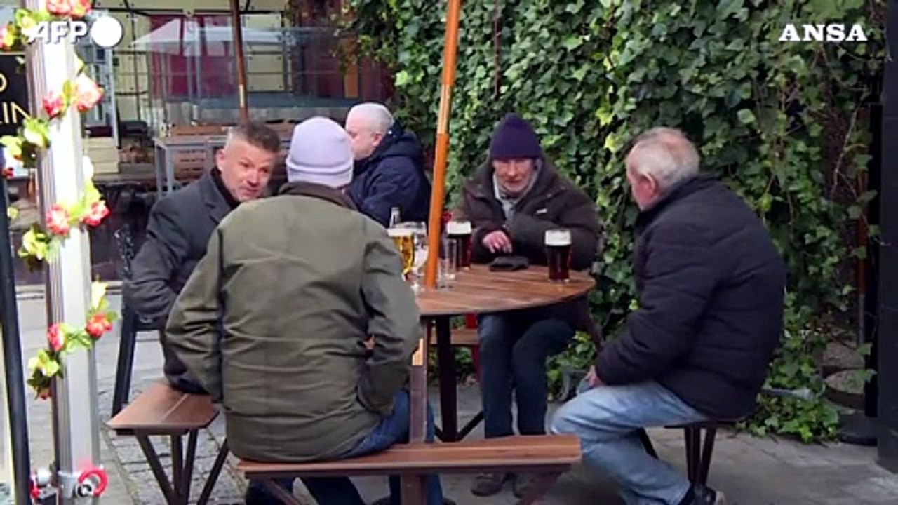 Londra, i cittadini tornano ad affollare i pub dopo l'allentamento delle restrizioni