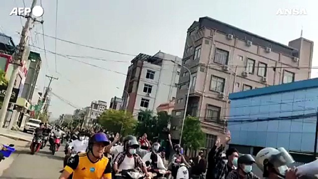 Myanmar, corteo di motociclisti in protesta per le strade di Mandalay