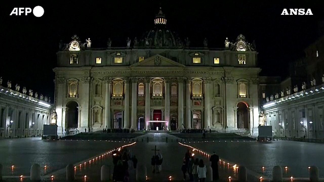 "Via Crucis", Papa Francesco presiede la funzione in una Piazza San Pietro deserta