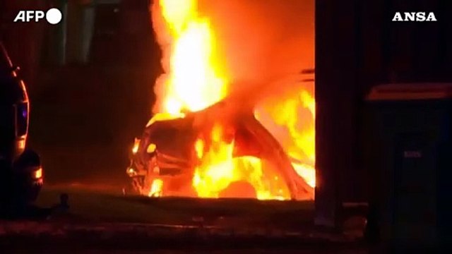 Minneapolis, ancora scontri tra polizia e manifestanti, incendiata un'auto