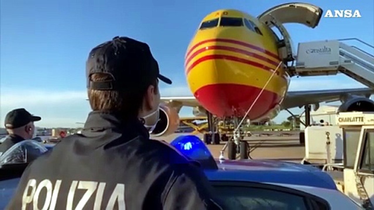 Vaccini, la polizia assicura il trasporto delle dosi di Pfizer/BioNTech