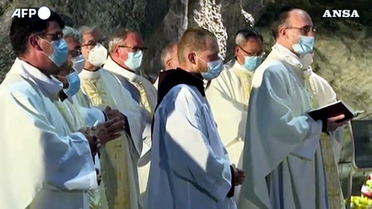 A Lourdes la messa della Veglia Pasquale viene celebrata senza le folle di fedeli
