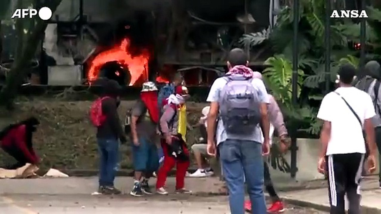 Colombia, scontri e proteste contro la proposta di riforma fiscale