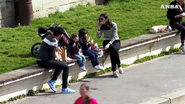 Covid, parigini si godono la primavera nonostante le restrizioni