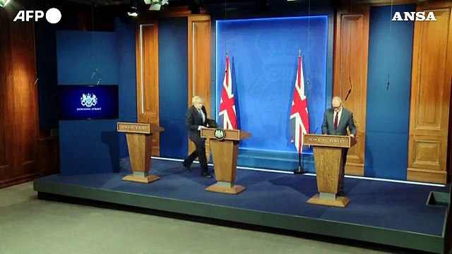 La Gran Bretagna alleggerisce il lockdown, Johnson: Bisogna rimanere cauti