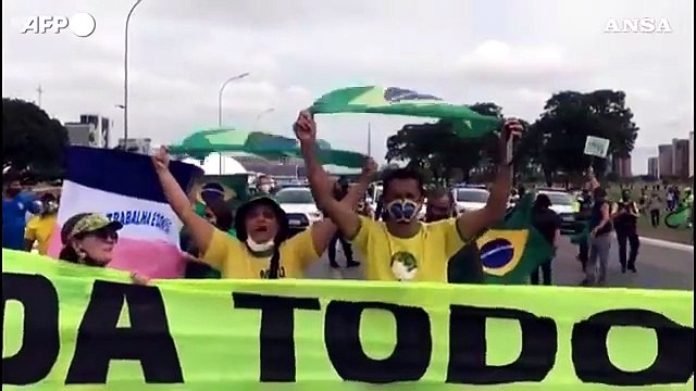 Brasile, i supporter di Bolsonaro sfilano nella capitale