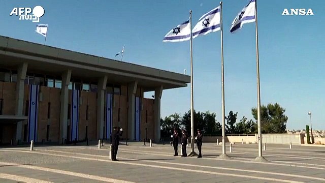 Israele, bandiere a mezz'asta fuori dal Parlamento per commemorare le vittime